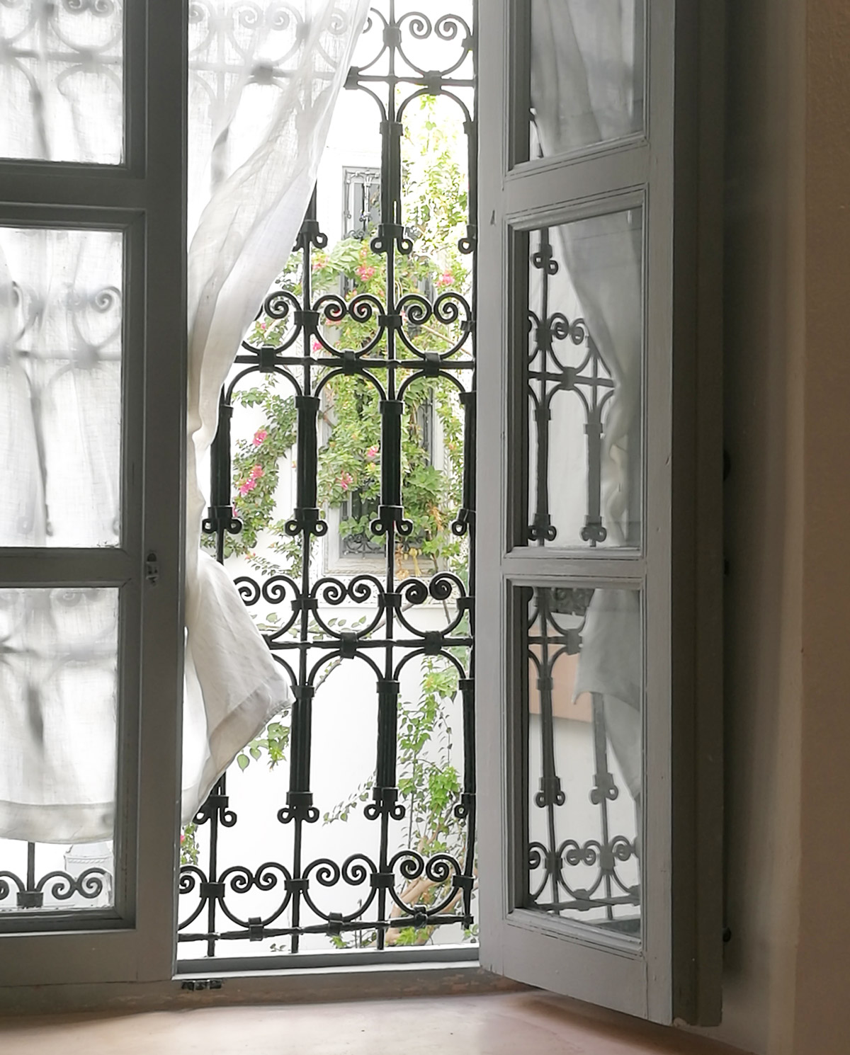 Fransk balkongdörr och gardiner som fläktar